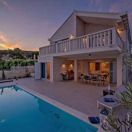 Luxury Sunny Side With Private Pool Villa