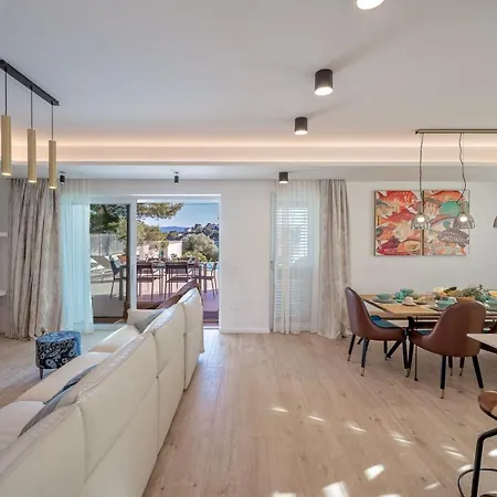 Luxury Sunny Side With Private Pool Villa